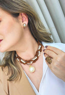 Colar Frida com maxi pérola e corrente veneziana trançada com courinho marrom e perolas