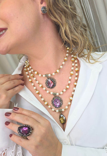 Colar Wanda: com Pérolas e Pedras Roxa, Rosa e Verde Banhado no Ouro Velho | Bijuteria Artesanal