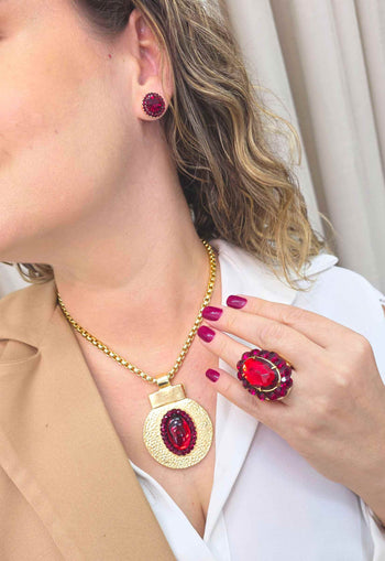Colar Figueiredo Red de veneziana com pingente oval dourado e pedras vermelhas