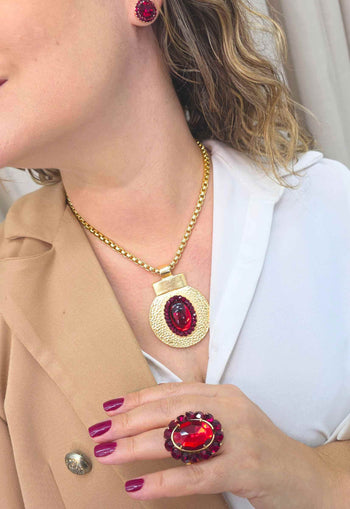 Colar Figueiredo Red de veneziana com pingente oval dourado e pedras vermelhas