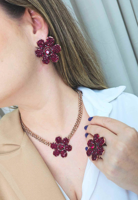 Colar Amira com pingente de flor vermelha e corrente veneziana vintage