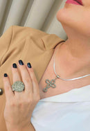 Colar de crucifixo Íris delicado prata e com pedras black diamond