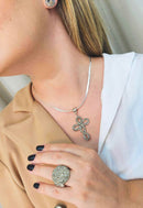 Colar de crucifixo Íris delicado prata e com pedras black diamond