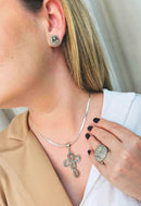 Colar de crucifixo Íris delicado prata e com pedras black diamond