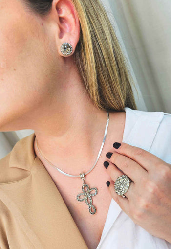 Colar de crucifixo Íris delicado prata e com pedras black diamond