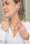 Colar Dádiva de crucifixo onix e veneziana no banho grafite