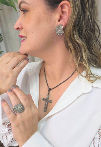 Colar Dádiva de crucifixo onix e veneziana no banho grafite