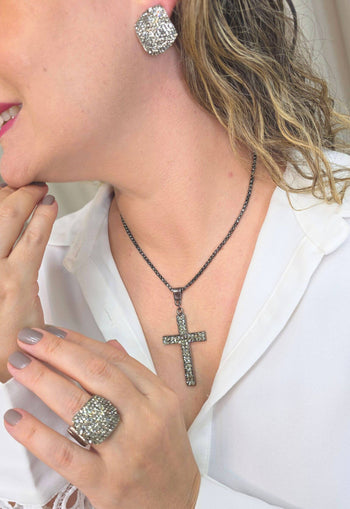 Colar Dádiva de crucifixo onix e veneziana no banho grafite