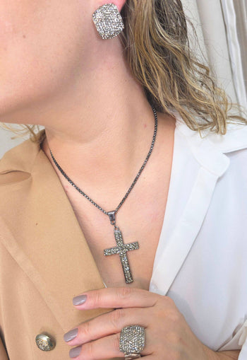 Colar Dádiva de crucifixo onix e veneziana no banho grafite
