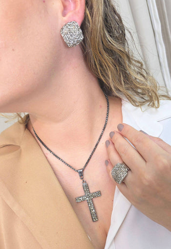 Colar Dádiva de crucifixo onix e veneziana no banho grafite