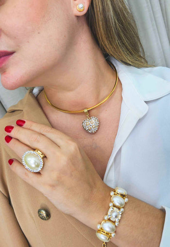 Colar de aro Magnólia com pingente de coração de pérolas com strass cristal banhado no dourado