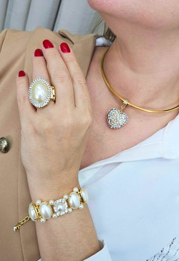 Colar de aro Magnólia com pingente de coração de pérolas com strass cristal banhado no dourado