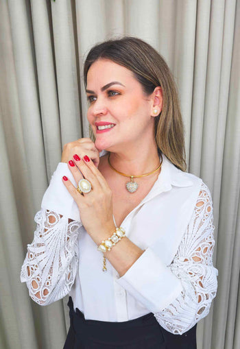 Colar de aro Magnólia com pingente de coração de pérolas com strass cristal banhado no dourado