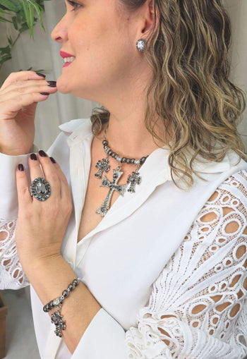 Colar Santina de aro prata com crucifixos de pedras black diamond e hematite