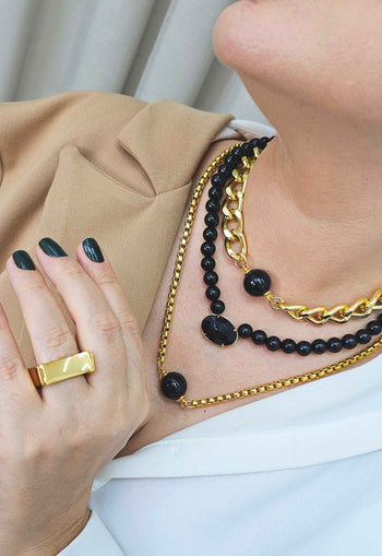 Colar Doha black com bolas pretas e correntes douradas