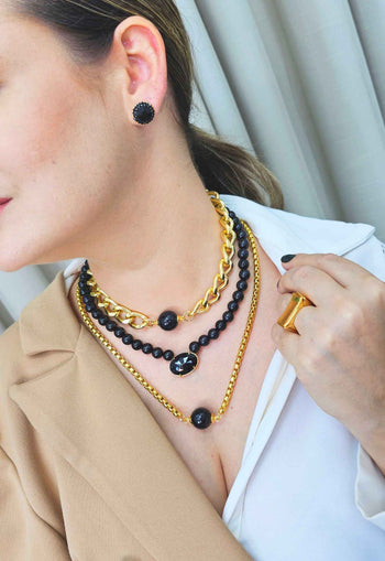Colar Doha black com bolas pretas e correntes douradas