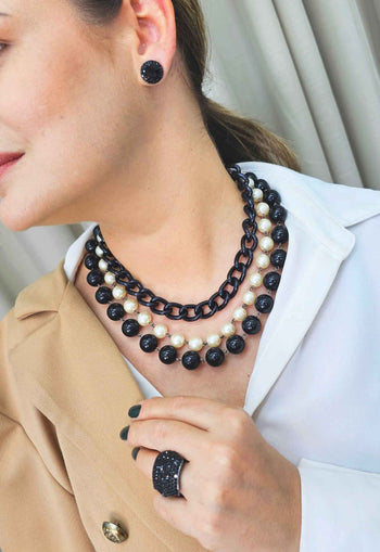 Colar Margot de perolas com elos e bolas pretas banhado no grafite