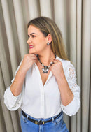 Colar Naomi de borboleta de pedras brancas e hematite banhado no banho vintage