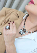 Colar Naomi de borboleta de pedras brancas e hematite banhado no banho vintage