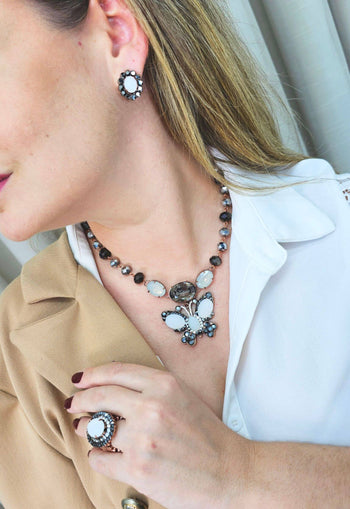 Colar Naomi de borboleta de pedras brancas e hematite banhado no banho vintage