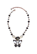 Colar Naomi de borboleta de pedras brancas e hematite banhado no banho vintage