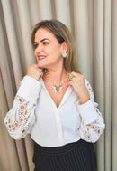 Colar de borboleta Marion esmaltada e com pedras grafite banhado no dourado