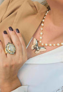 Colar de borboleta Marion esmaltada e com pedras grafite banhado no dourado