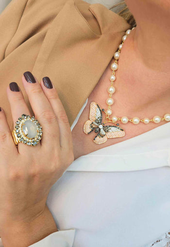 Colar de borboleta Marion esmaltada e com pedras grafite banhado no dourado