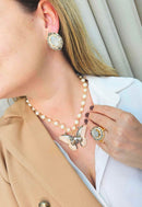 Colar de borboleta Marion esmaltada e com pedras grafite banhado no dourado