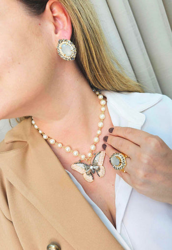 Colar de borboleta Marion esmaltada e com pedras grafite banhado no dourado