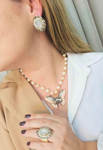 Colar de borboleta Marion esmaltada e com pedras grafite banhado no dourado