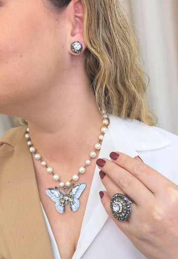 Colar Marion onix com pingente de borboleta esmaltada banhado no grafite