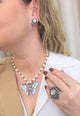 Colar Marion onix com pingente de borboleta esmaltada banhado no grafite