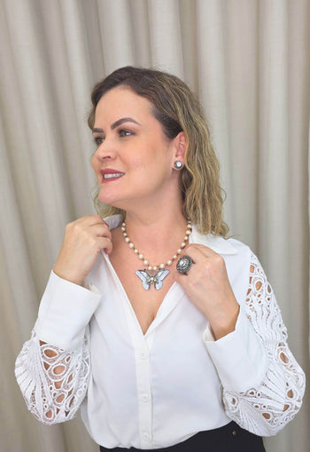 Colar Marion onix com pingente de borboleta esmaltada banhado no grafite