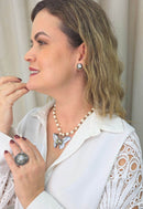 Colar Marion onix com pingente de borboleta esmaltada banhado no grafite