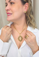 Colar Raridade dourado com pingente de strass e veneziana dourada