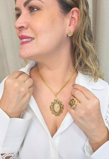 Colar Raridade dourado com pingente de strass e veneziana dourada