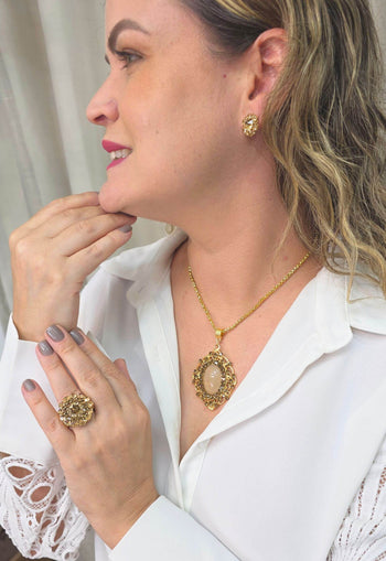 Colar Raridade dourado com pingente de strass e veneziana dourada