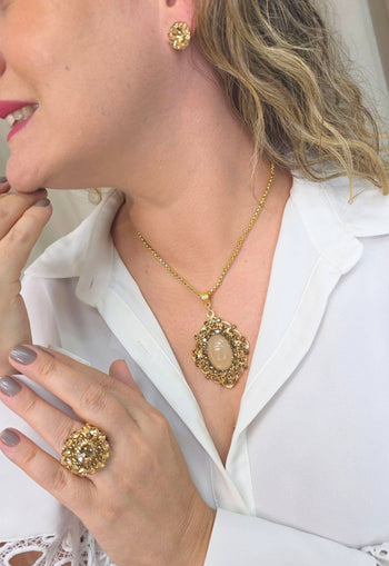 Colar Raridade dourado com pingente de strass e veneziana dourada