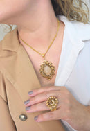 Colar Raridade dourado com pingente de strass e veneziana dourada