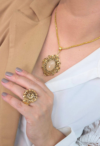 Colar Raridade dourado com pingente de strass e veneziana dourada