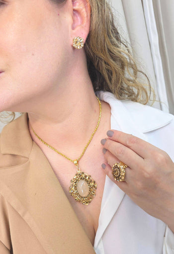 Colar Raridade dourado com pingente de strass e veneziana dourada