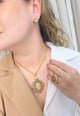 Colar Raridade dourado com pingente de strass e veneziana dourada