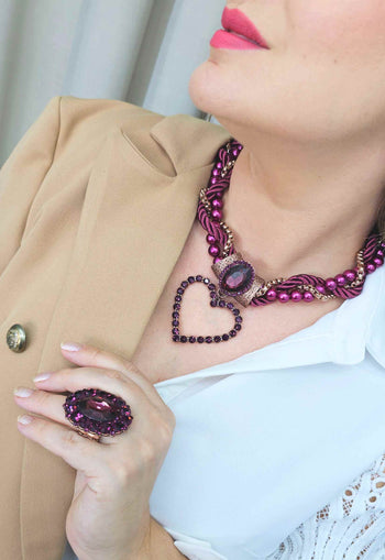Colar Vanguarda com pingente de coração, cordão, bolas roxas e pedras ametistas