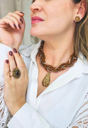 Colar Juno com trança de perolas venezianas e cordão com pingente de gota marrom