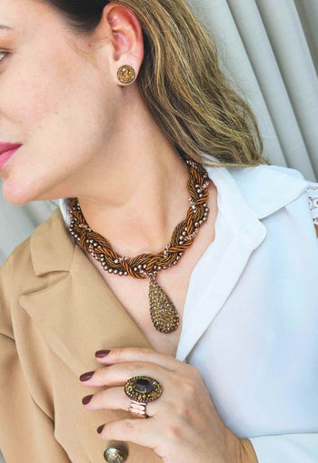 Colar Juno com trança de perolas venezianas e cordão com pingente de gota marrom