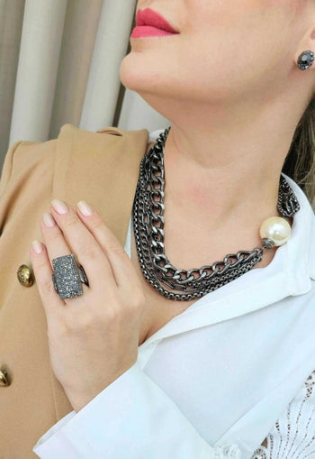 Colar Lana com Maxi pérola e correntarias grafites