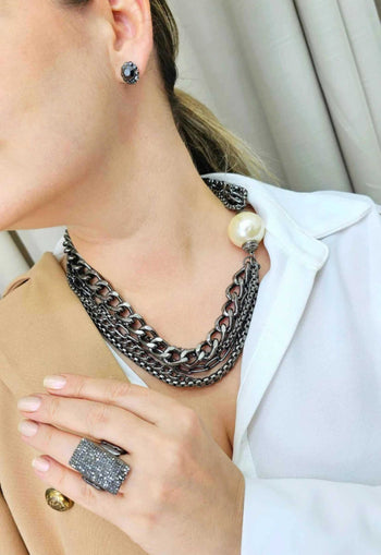 Colar Lana com Maxi pérola e correntarias grafites