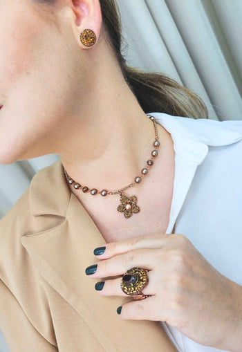 Colar Eloise de perolas marrons com pingente de flor marrom e correntes venezianas