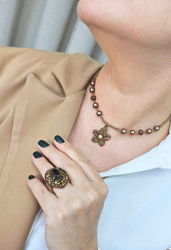 Colar Eloise de perolas marrons com pingente de flor marrom e correntes venezianas